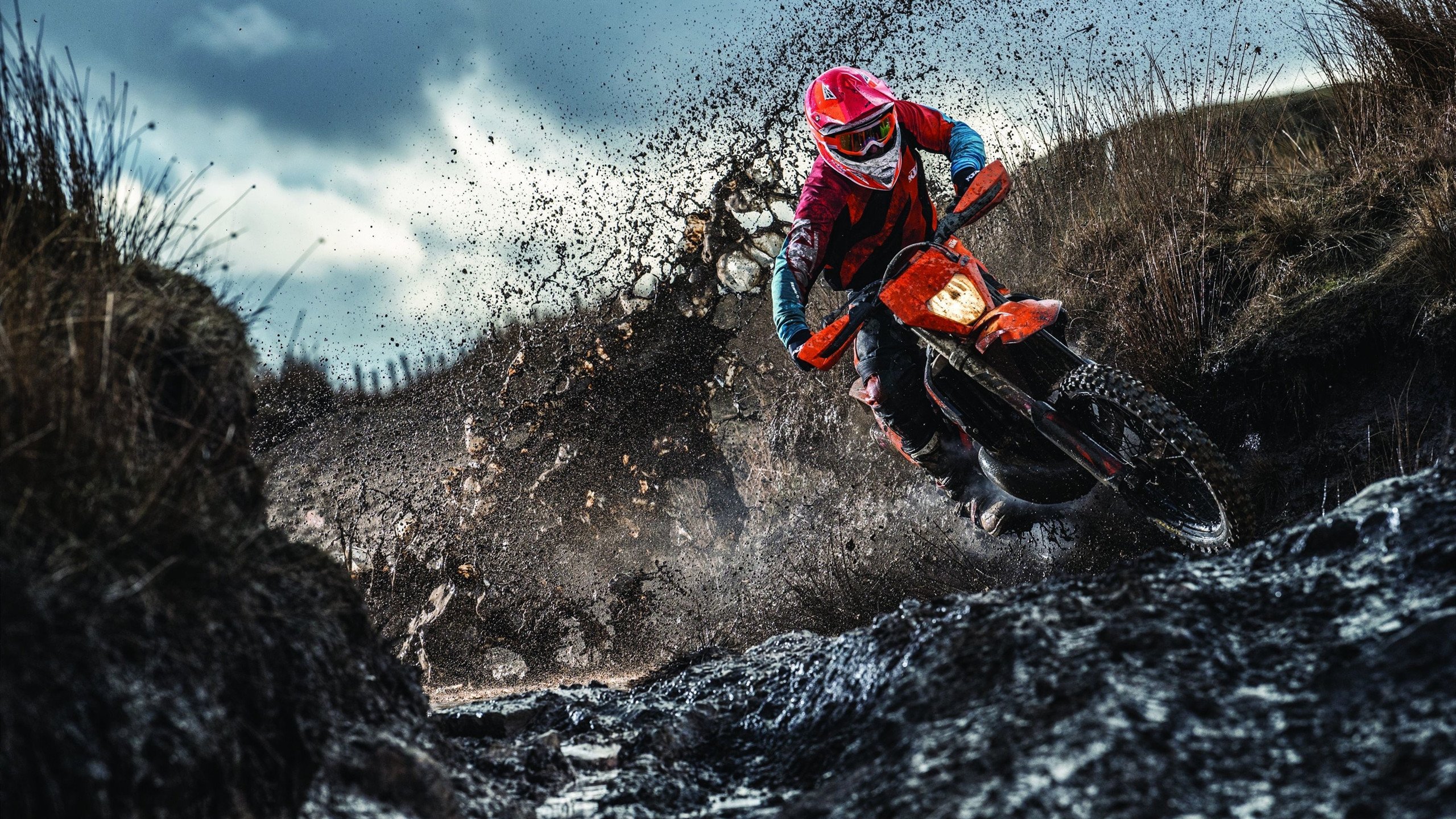 亚马尔训练场积极恢复引关注，耻骨不适后首度公开亮相体育馆